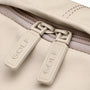 Zipper pullers beige sur Sac à dos Golf Boréal avec texte embossé