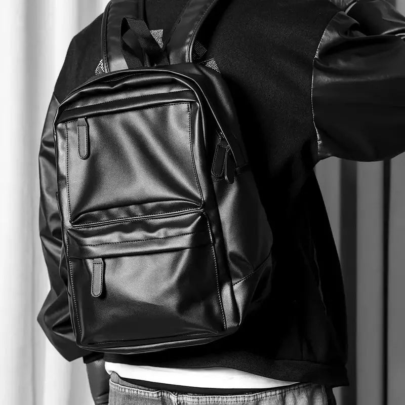 Sac à dos homme cuir noir en faux cuir avec deux poches frontales élégantes