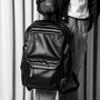 Sac à dos homme cuir noir en faux cuir avec poches zippées extérieures et compartiment principal