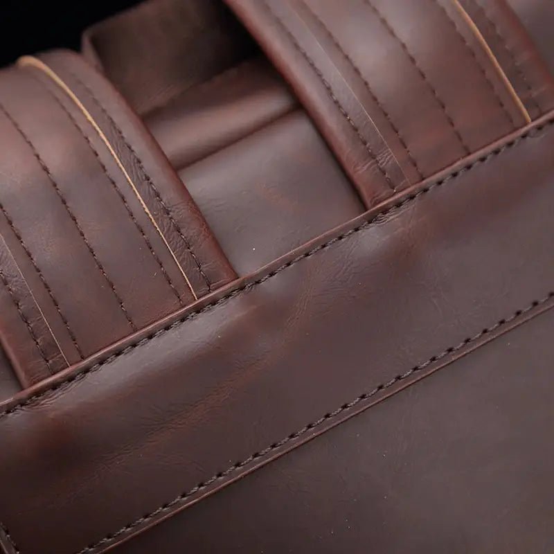 Détail en gros plan du rembourrage en cuir marron avec couture visible pour Sac à dos homme cuir vintage
