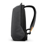 Vue latérale d’un sac à dos homme ordinateur 15 pouces noir avec accent tan sur la bretelle