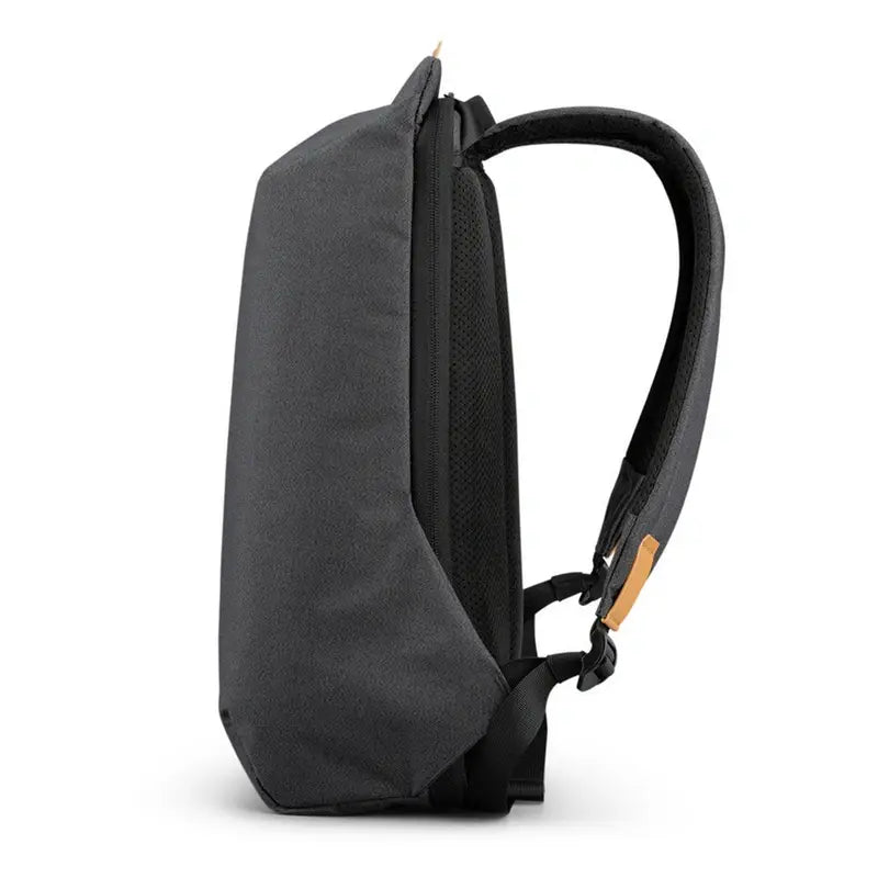 Vue latérale d’un sac à dos homme ordinateur 15 pouces noir avec accent tan sur la bretelle