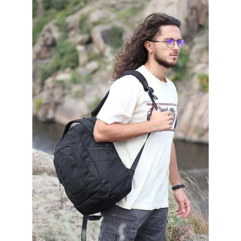 Sac à dos homme pc portable noir porté sur une épaule par un homme