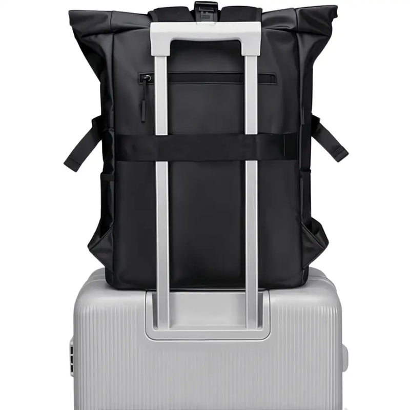 Sac à dos imperméable homme Aqua Golf I avec bandoulière sur une valise en argent