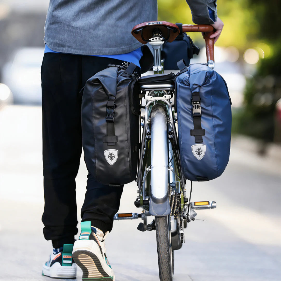 Sac à dos imperméable vélo avec sacoches noires et bleu marine, logos boucliers argentés
