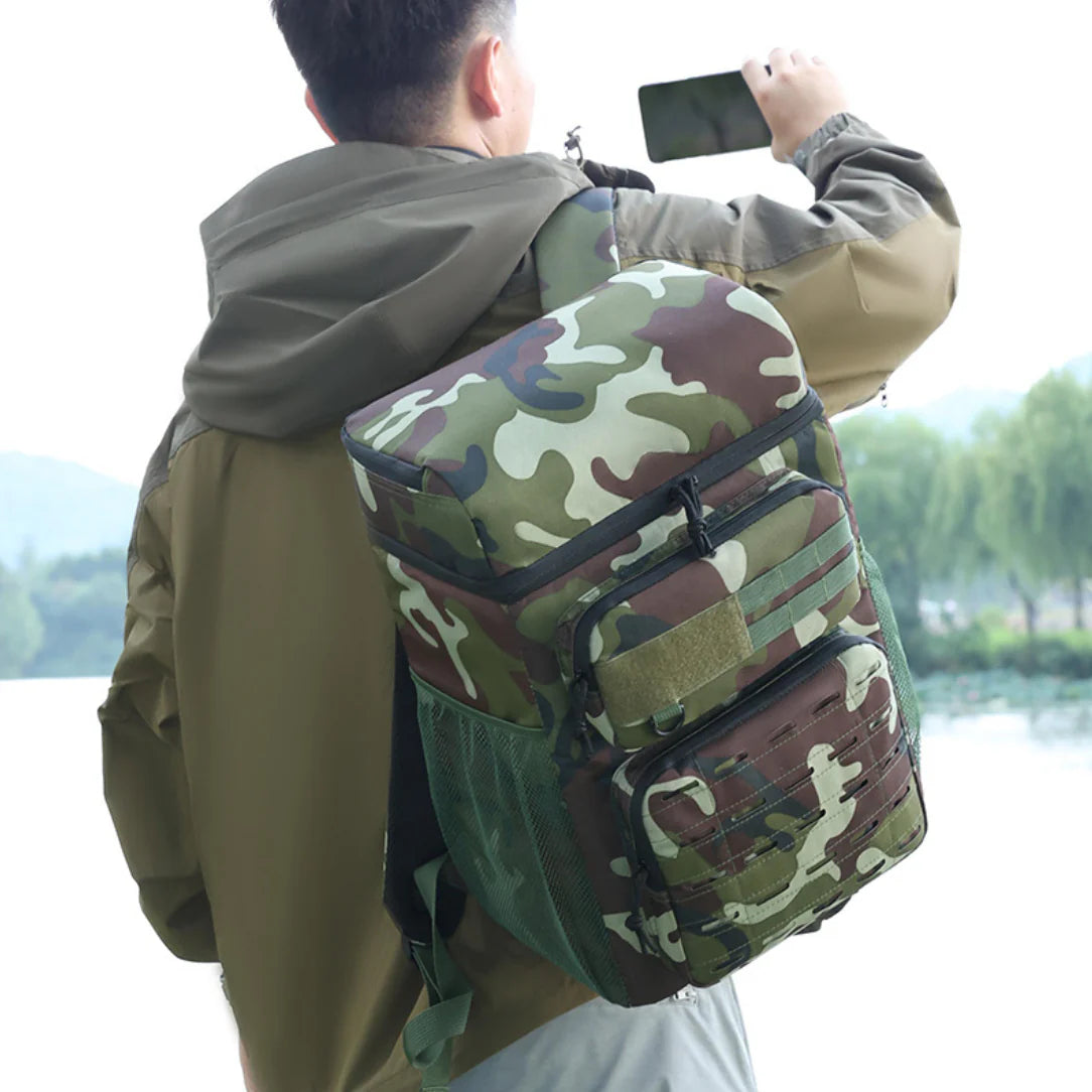 Sac à dos isotherme camouflage porté par une personne, style pratique et tendance