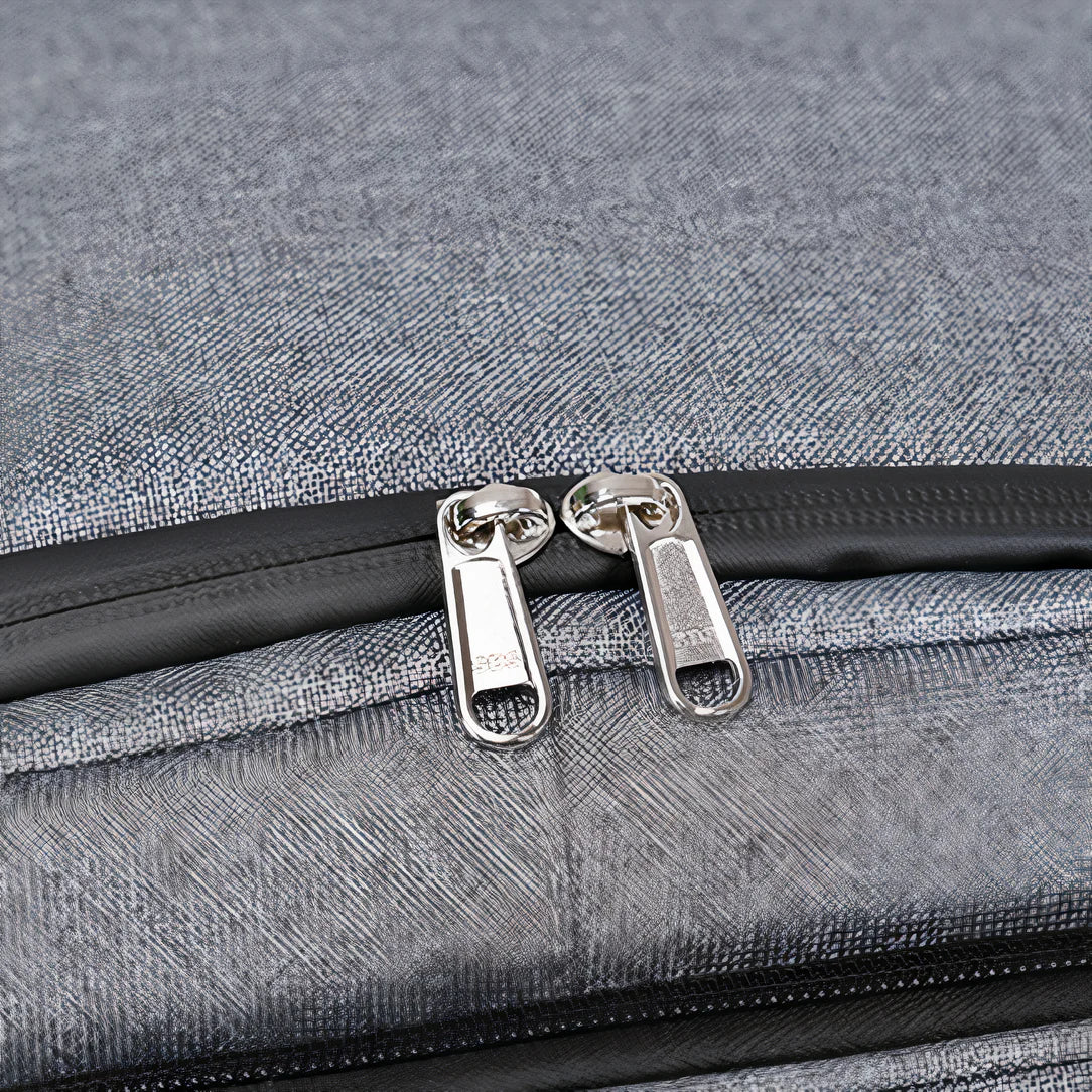 Deux tirettes de fermeture éclair en métal sur une surface textile grise pour Sac à dos isotherme de picnic