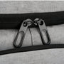 Zippers noirs fermés sur tissu gris clair du Sac à dos isotherme de randonnée 25L