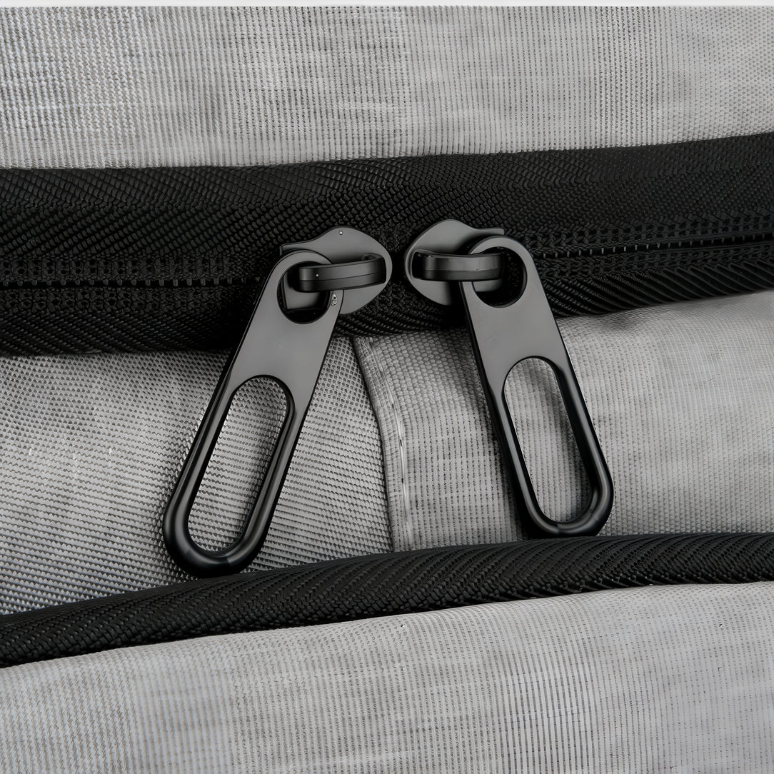 Zippers noirs fermés sur tissu gris clair du Sac à dos isotherme de randonnée 25L