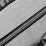 Sac à dos isotherme de randonnée 25L avec fermeture zippée gris foncé et cordon noir et blanc