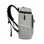 Sac à dos isotherme de randonnée léger gris clair avec bretelles noires et poche en mesh
