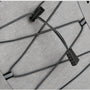 Surface textile grise avec cordons élastiques noirs et fermoirs pour sac à dos isotherme randonnée