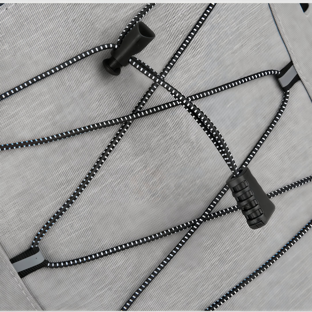 Surface textile grise avec cordons élastiques noirs et fermoirs pour sac à dos isotherme randonnée