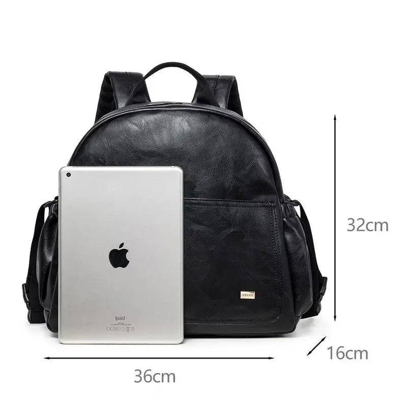 Sac à dos à langer en cuir pour bébé avec un iPad pour comparaison de taille