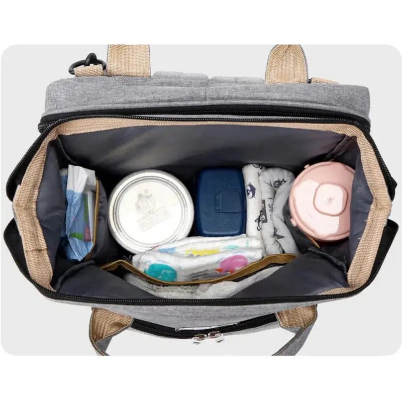 Sac à dos à langer extensible gris avec essentiels pour bébé comme formule, couches et biberon