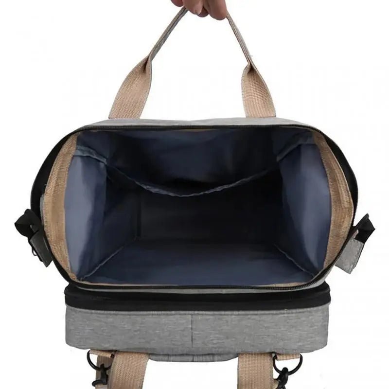 Sac à dos à langer extensible avec sac gris ouvert, poignées supérieures et poches intérieures