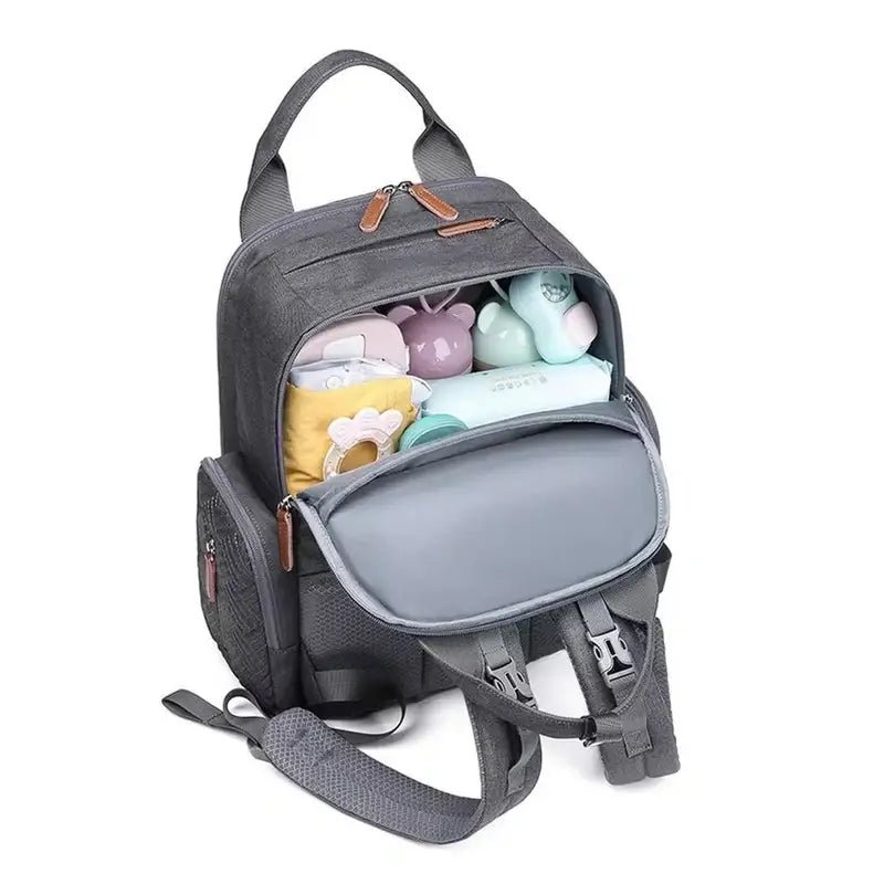 Sac à dos sac à langer gris rempli d’essentiels pour bébé et accessoires