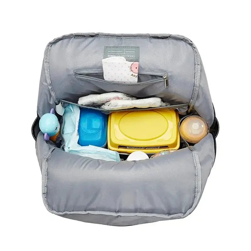 Sac à dos à langer gris organisé rempli d’essentiels pour bébé