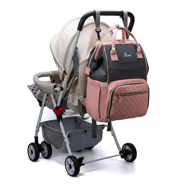 Poussette avec sac à langer le Queen rose et gris attaché à la poignée