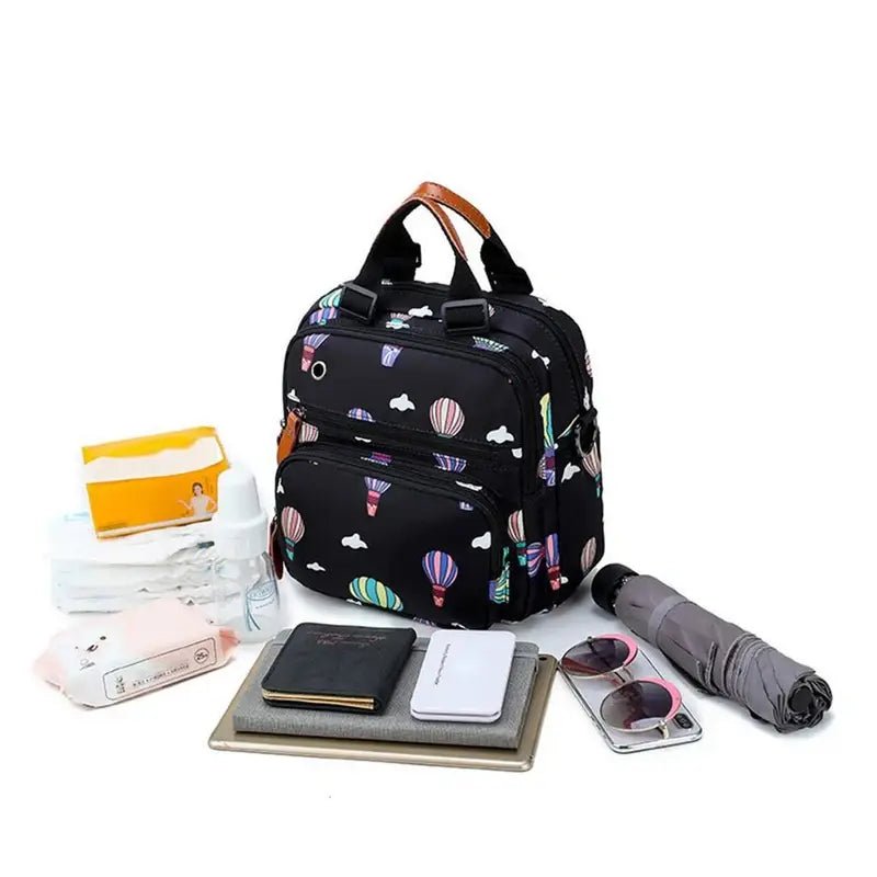 Sac à dos à langer noir avec motif de montgolfière et nuages pour bébé