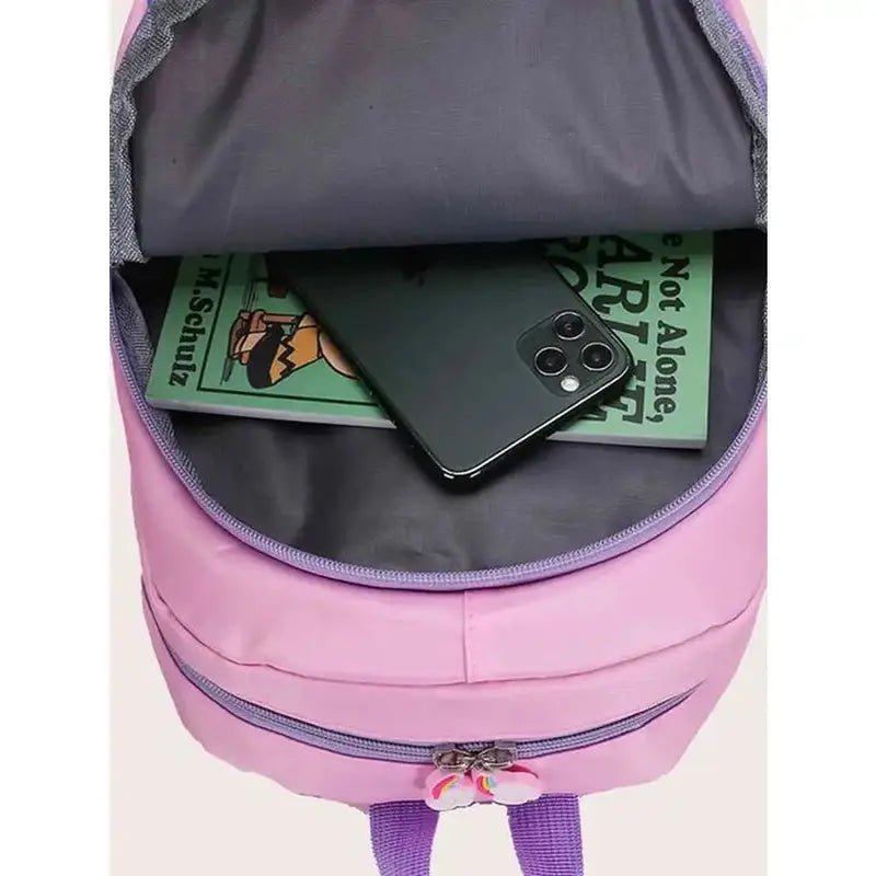 Sac à dos licorne maternelle rose ouvert avec téléphone et livre à l’intérieur