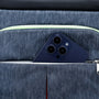 Smartphone avec triple-lens caméra dans le sac à dos isotherme bleu 28L