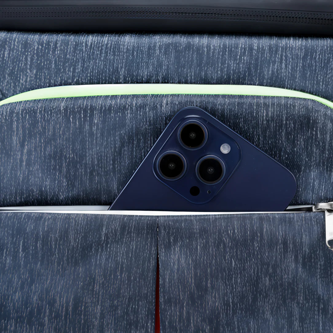 Smartphone avec triple-lens caméra dans le sac à dos isotherme bleu 28L