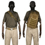 Sac à dos militaire 25L 1000D avec sac banane tactique kaki porté par mannequin