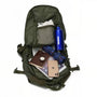 Sac à dos militaire 35l vert olive ouvert rempli d’articles personnels