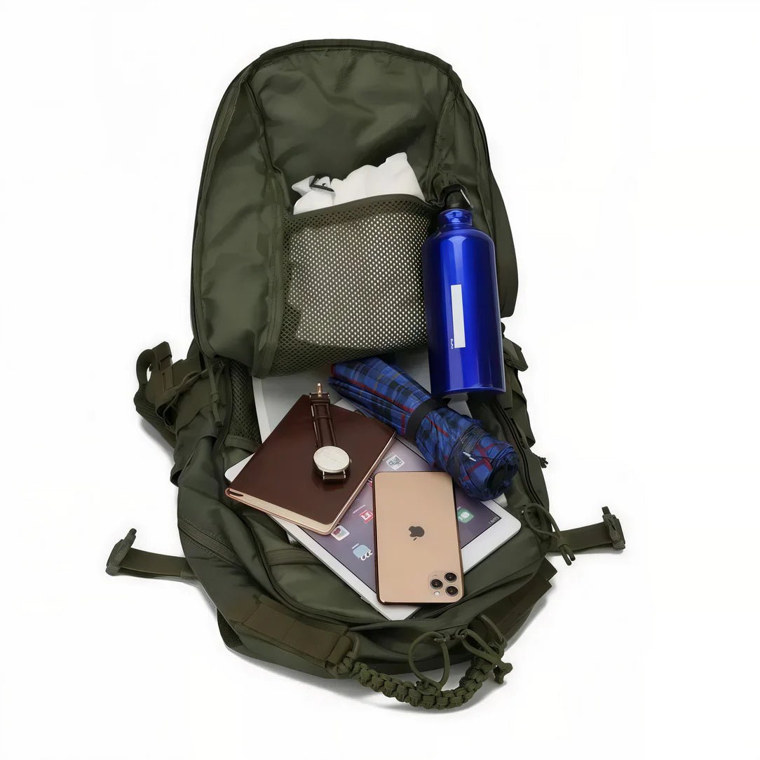 Sac à dos militaire 35l vert olive ouvert rempli d’articles personnels