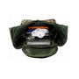 Sac à dos militaire 60L ouvert avec ordinateur, casque et livres en vert olive et camouflage