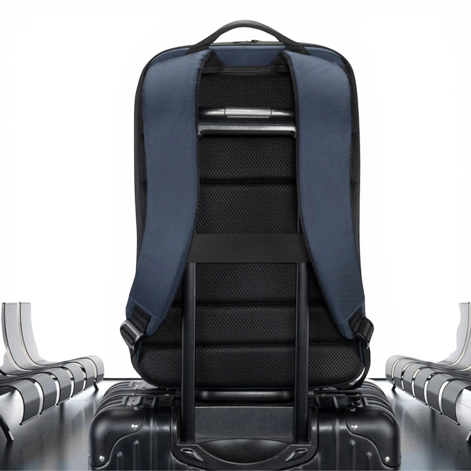 Sac à dos KS 900 bleu foncé, dos en maille noire et bretelles rembourrées