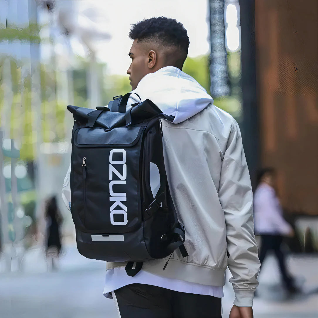 Sac à dos moderne Ozuko noir avec lettering blanc vertical et design roll-top