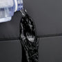 Eau versée sur une surface imperméable noire du Sac à dos moderne PC 16 pouces Rigel