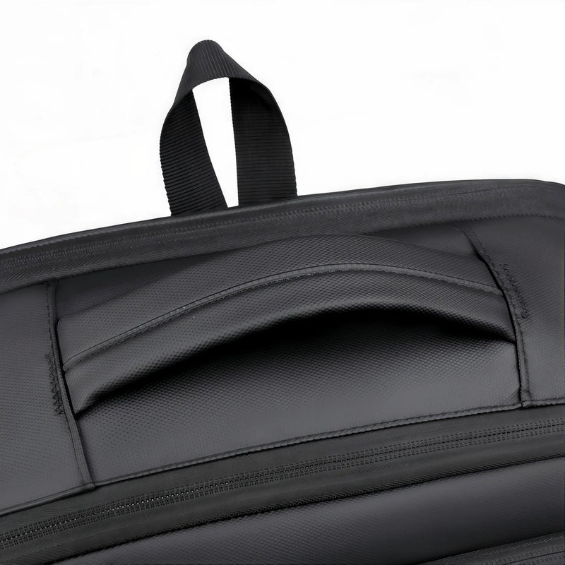 Vue rapprochée de la poignée et de la bandoulière du Sac à dos moderne pc 16 pouces Rigel