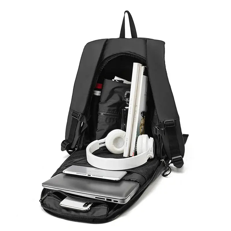 Sac à dos moto noir ouvert avec ordinateur portable, tablette, téléphone, livres et écouteurs