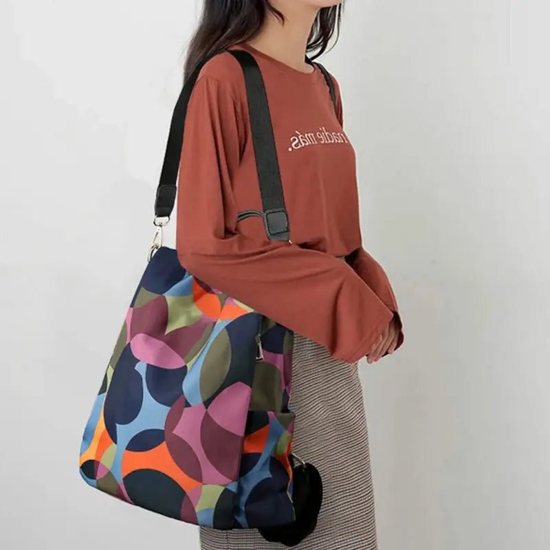 Sac à dos multicolore pour femme avec motif géométrique et large bandoulière noire