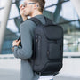 Sac à dos multipoches antivol IronPack en gris foncé avec plusieurs compartiments zippés