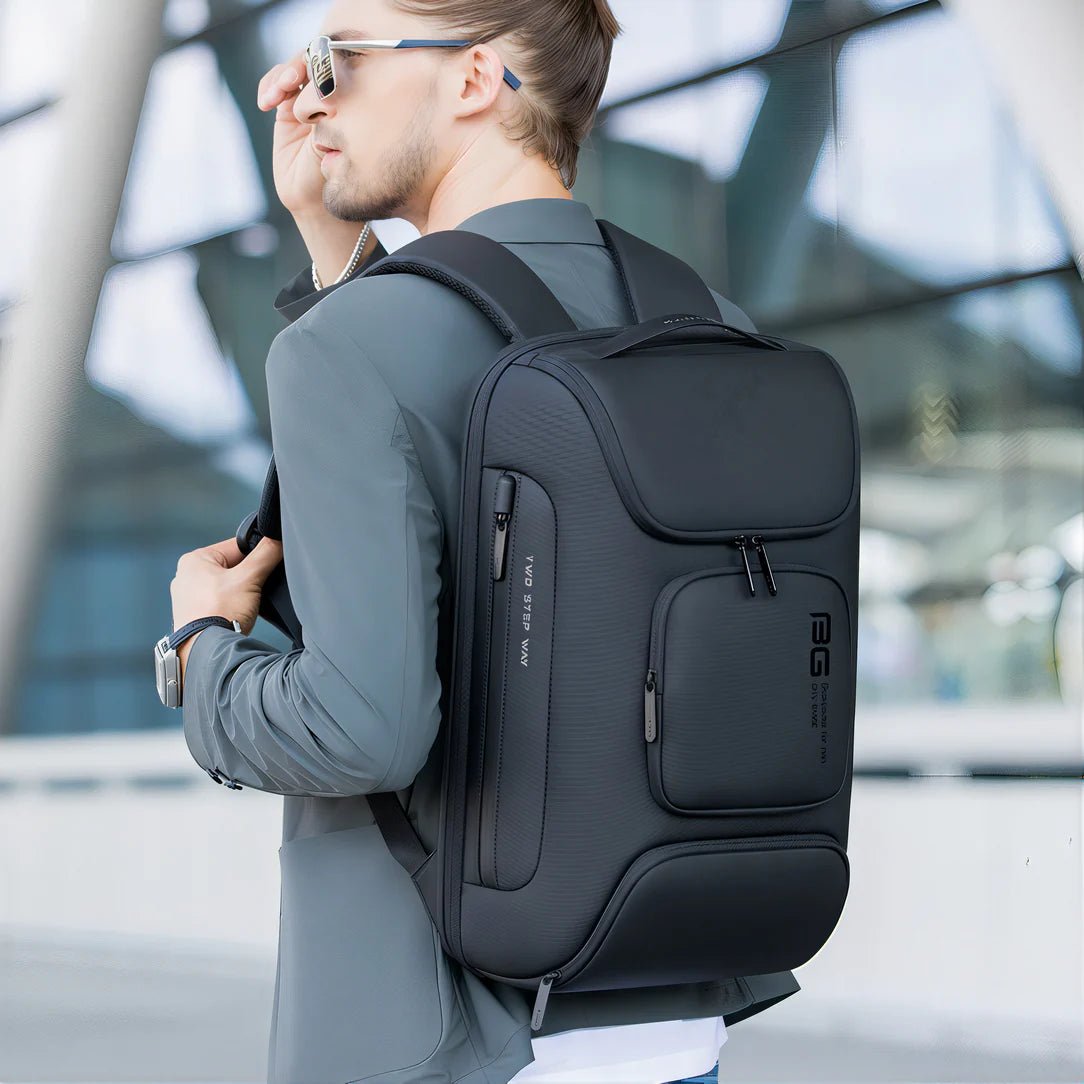 Sac à dos multipoches antivol IronPack en gris foncé avec plusieurs compartiments zippés