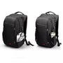 Deux sacs à dos noirs pour ordinateur femme avec poches latérales, un avec batterie externe et l’autre avec bouteille d’eau