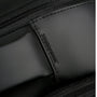 Détail en gros plan du textile noir avec couture et motifs texturés du Sac à dos ordinateur 15 pouces 25L