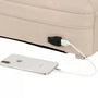 Sac à dos ordinateur 16 pouces femme Sélène beige avec port de chargement USB connecté à un smartphone