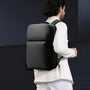 Personne portant un Sac à dos ordinateur de ville 23L BG121 avec compartiment supérieur rigide