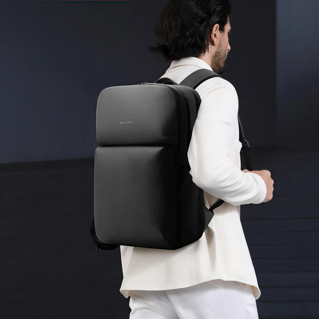 Personne portant un Sac à dos ordinateur de ville 23L BG121 avec compartiment supérieur rigide