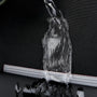 Eau coulant sur une surface noire texturée vers un canal de drainage argenté pour Sac à dos ordinateur extensible 17 pouces