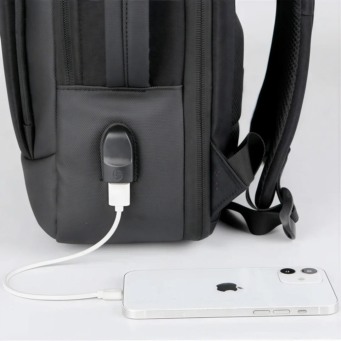 Sac à dos ordinateur extensible 17 pouces avec port USB externe connecté à un smartphone blanc
