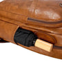 Sac à dos ordinateur homme en cuir avec sac en cuir marron et parapluie noir dans la poche latérale