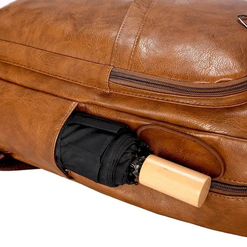 Sac à dos ordinateur homme en cuir avec sac en cuir marron et parapluie noir dans la poche latérale