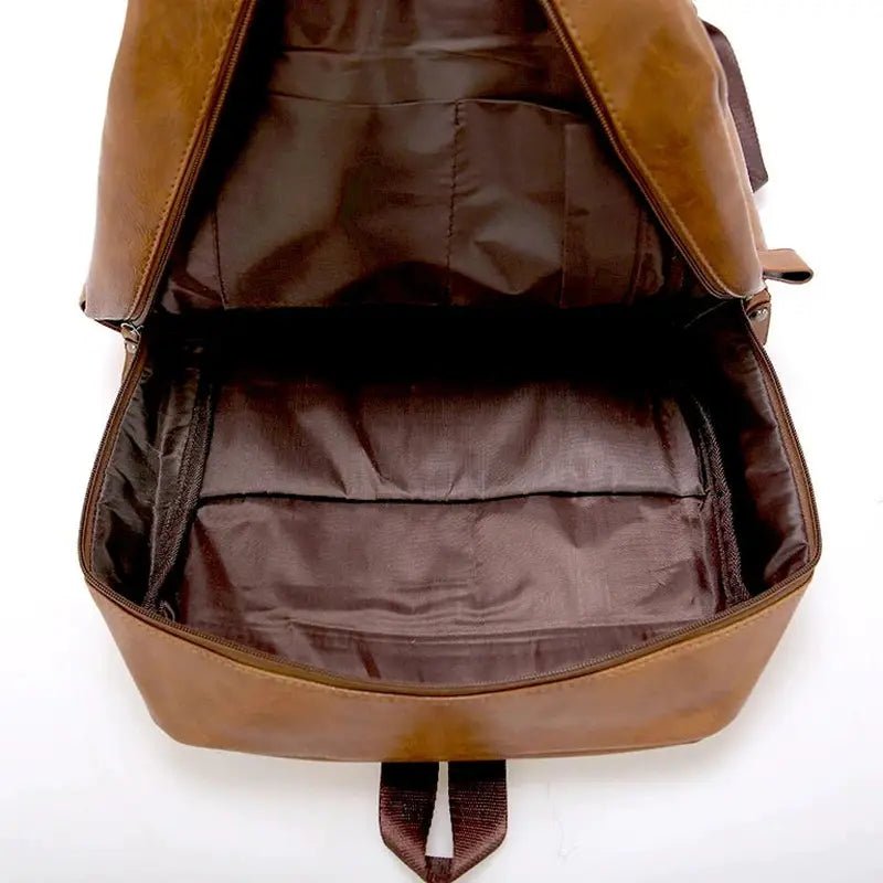 Sac à dos ordinateur homme en cuir marron ouvert avec doublure foncée et poches intérieures