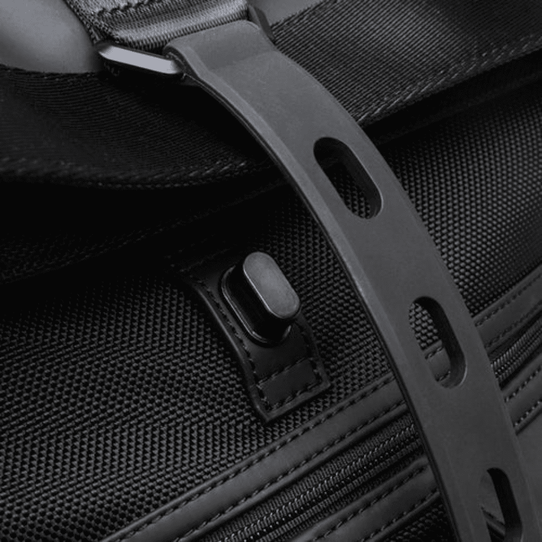 Détail d’un sac à dos ordinateur imperméable homme noir avec texture, sangle et fermeture éclair